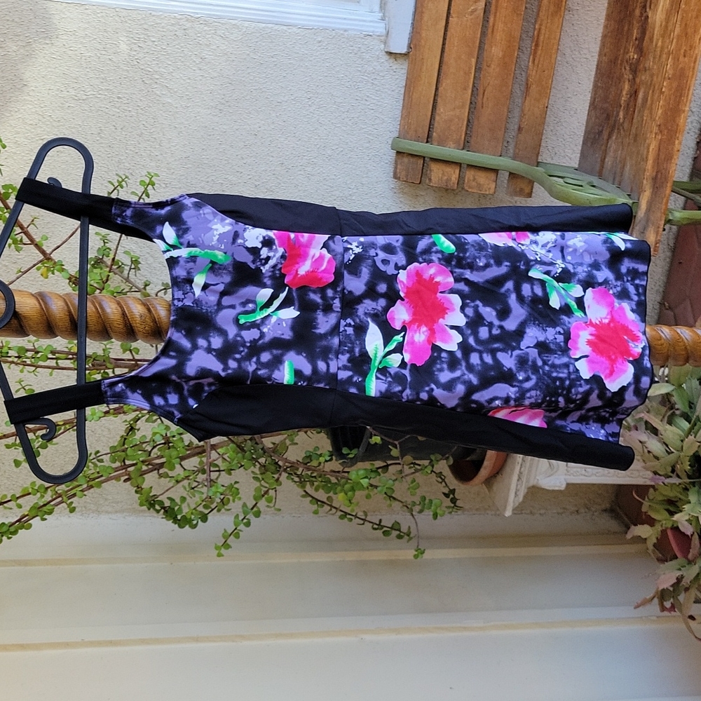 La Isla swimsuit. Very good condition. Very clean. Size 6.